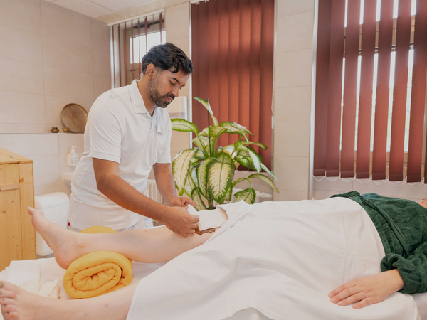 Behandlung Knie mit Kräuterpaste - Immanuel Ayurveda Zentrum Behandlung Knie mit Kräuterpaste - Immanuel Ayurveda Zentrum