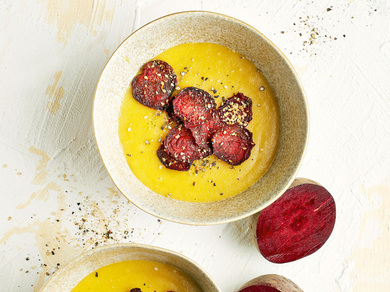 Möhren-Curry-Suppe mit Rote-Bete-Chips Möhren-Curry-Suppe mit Rote-Bete-Chips