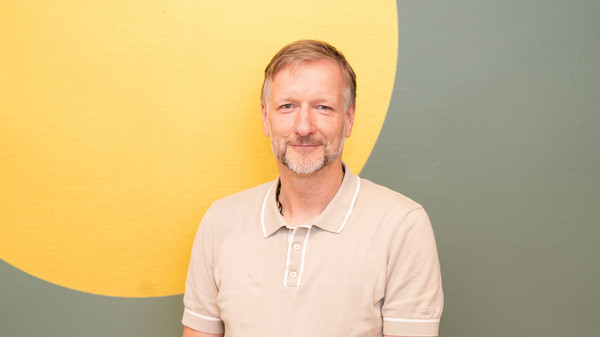 Elmar Stapelfeldt, Heilpraktiker und M.A. in Indologie Elmar Stapelfeldt, Heilpraktiker und M.A. in Indologie