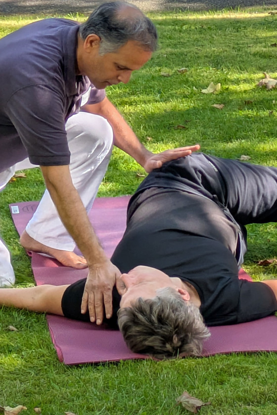 Therapeut unterstützt Patientin bei Dehnung - Immanuel Ayurveda Zentrum Therapeut unterstützt Patientin bei Dehnung - Immanuel Ayurveda Zentrum